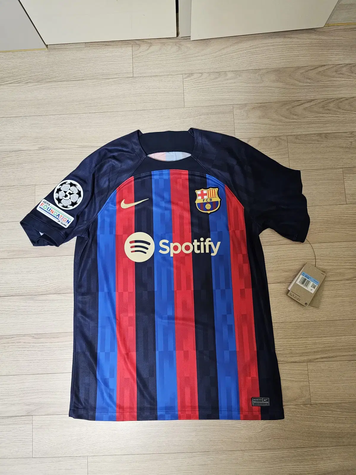 I have a Nike 22/23 Barcelona Deyon home jersey size M for sale.