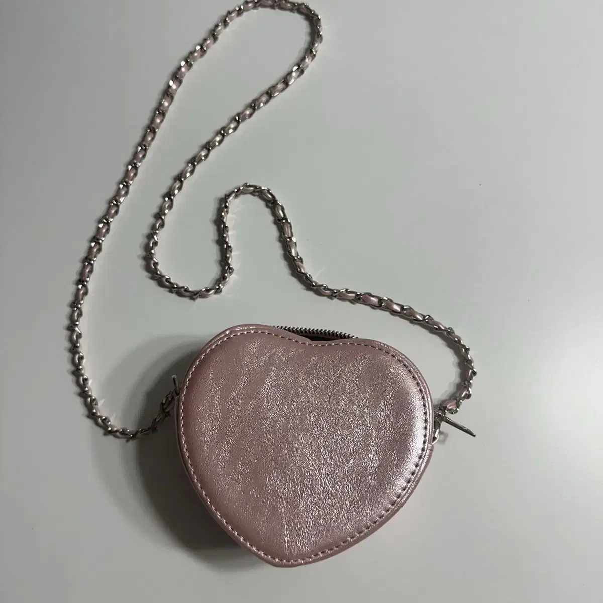 Pink heart-shaped chain bag