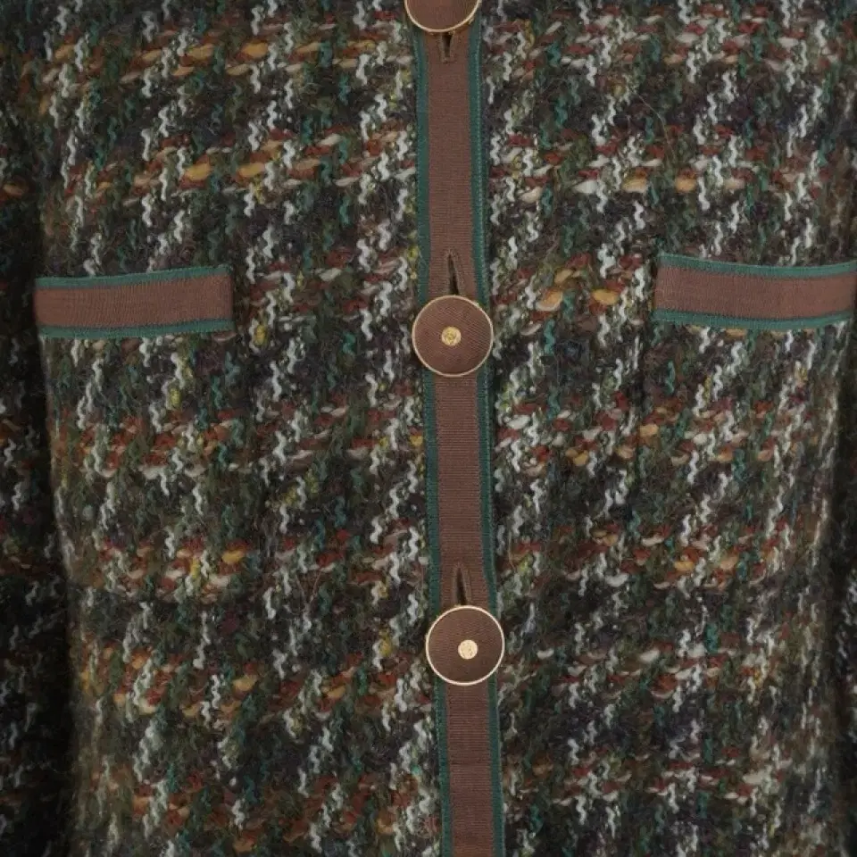 CHANEL tweed suit (France made)