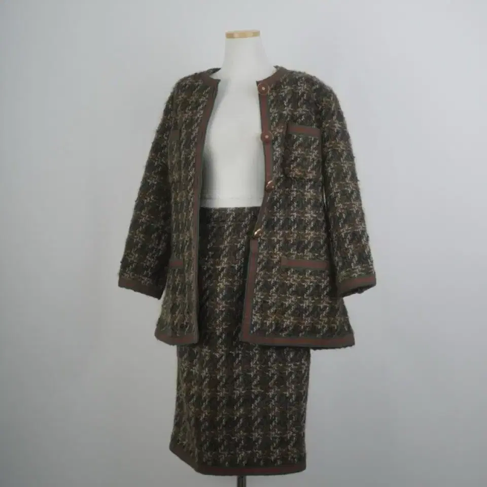 CHANEL tweed suit (France made)