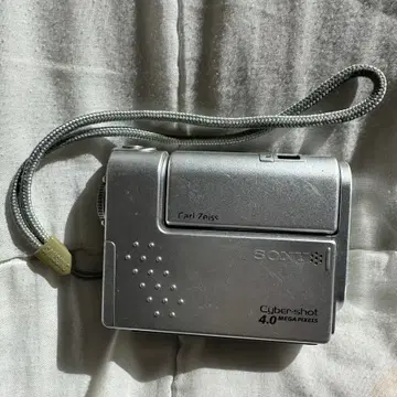 SONY Cyber-shot 4.0メガピクセル Sony Cyber-shot DSC-P9 4.0MP Digital Camera - Silver for sale