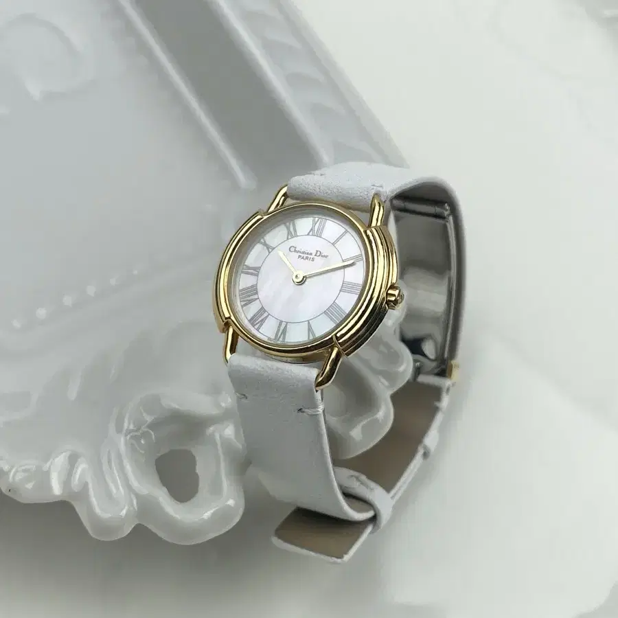 (CD buckle) DIOR round face watch