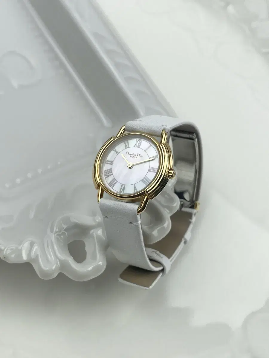 (CD buckle) DIOR round face watch