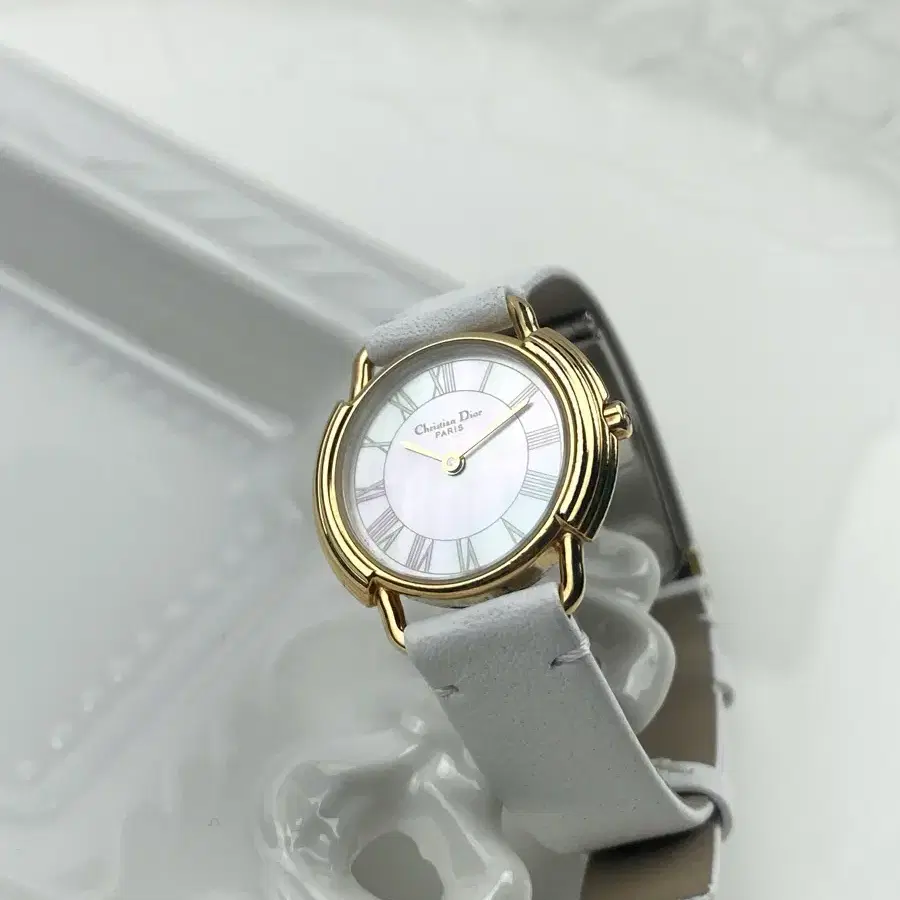 (CD buckle) DIOR round face watch