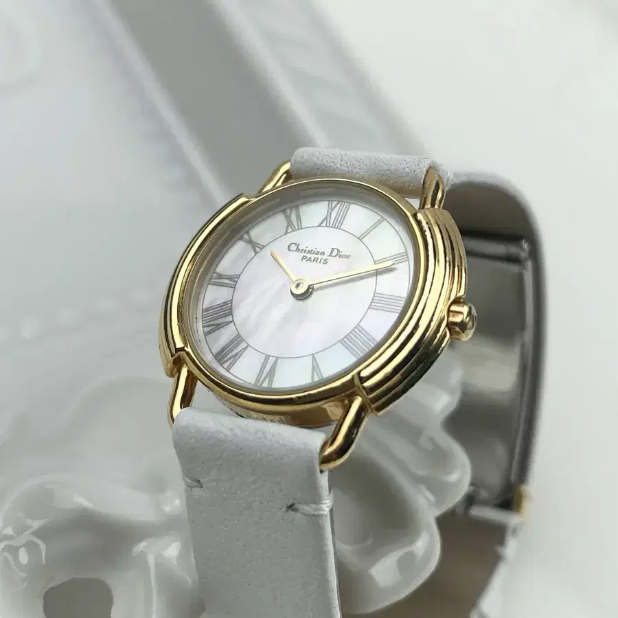 (CD buckle) DIOR round face watch