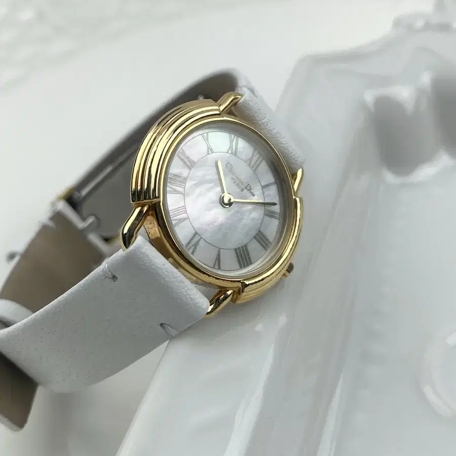 (CD buckle) DIOR round face watch