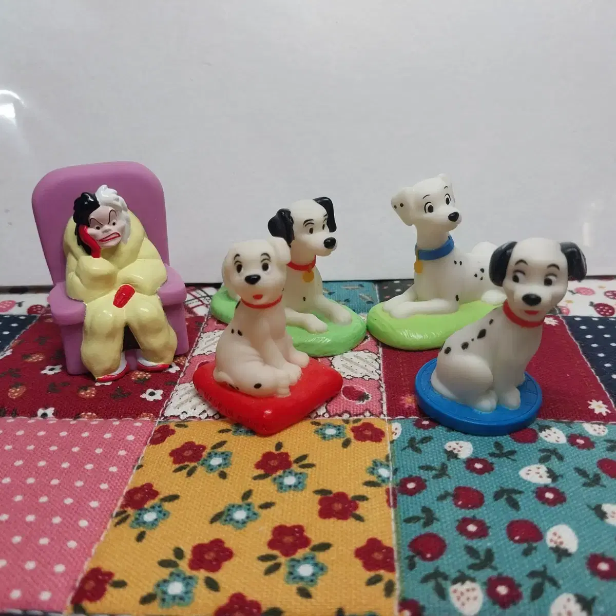 101 Dalmatian Fingers doll figurines chocolate eggs disney