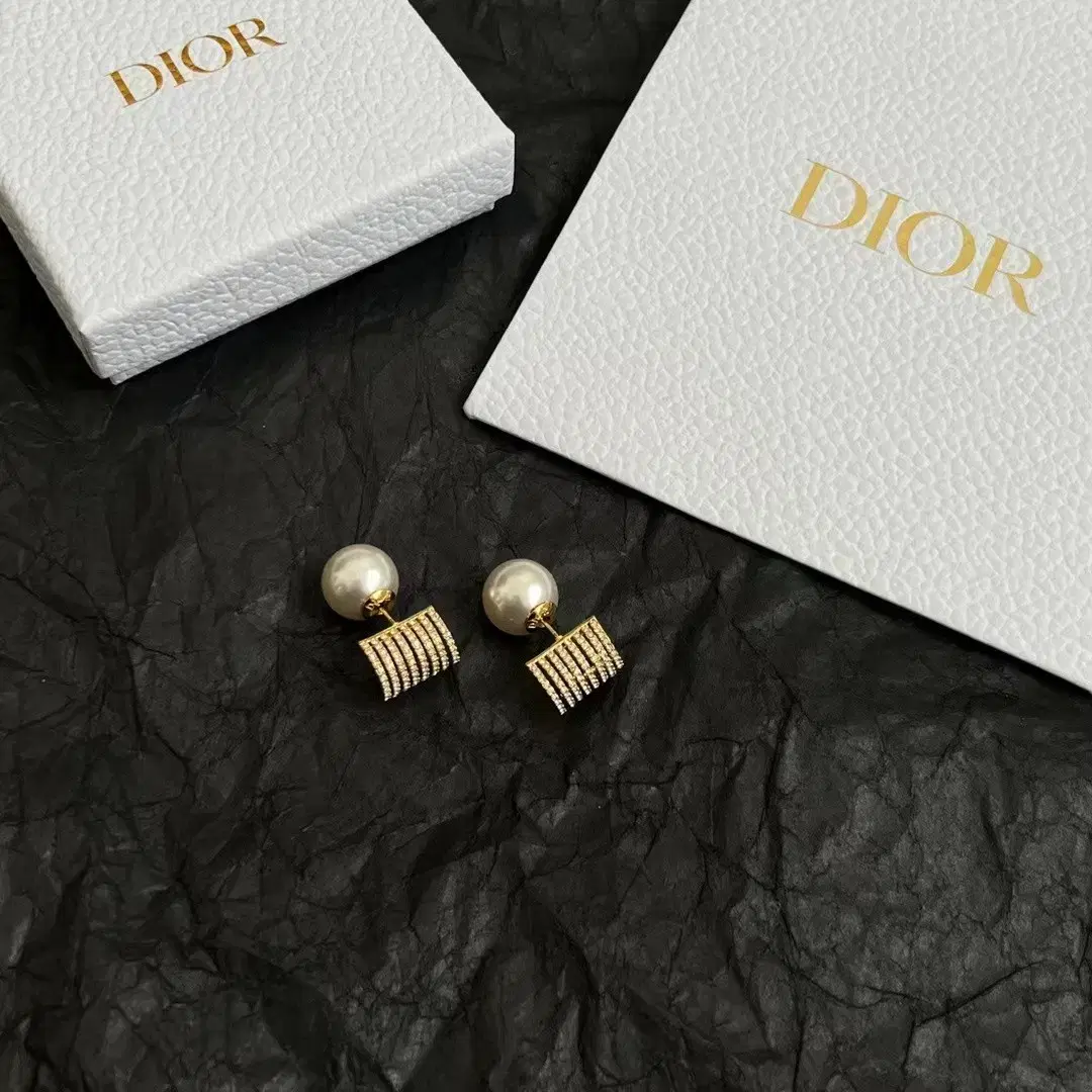 DIOR 디오르 여사 귀걸이