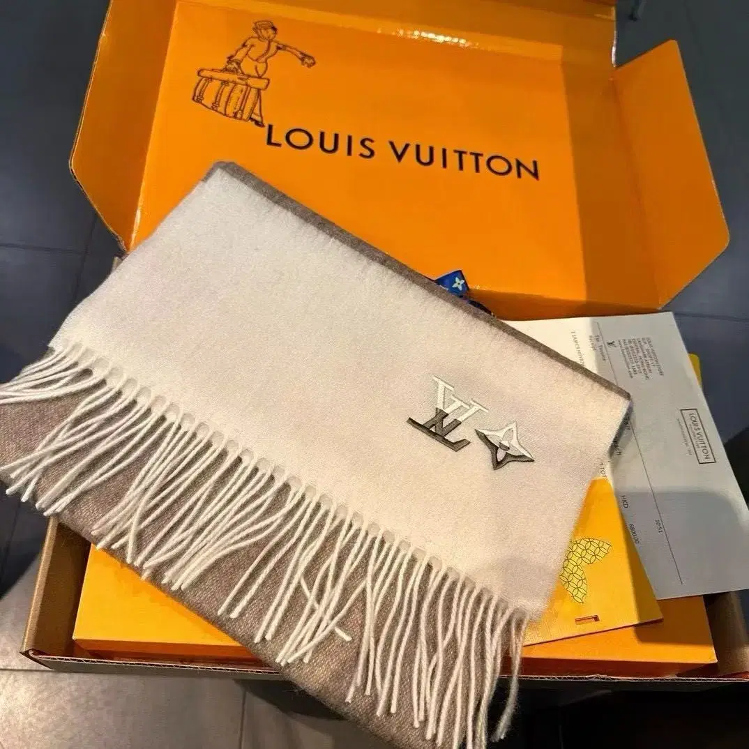 Louis Vuitton cashmere muffler