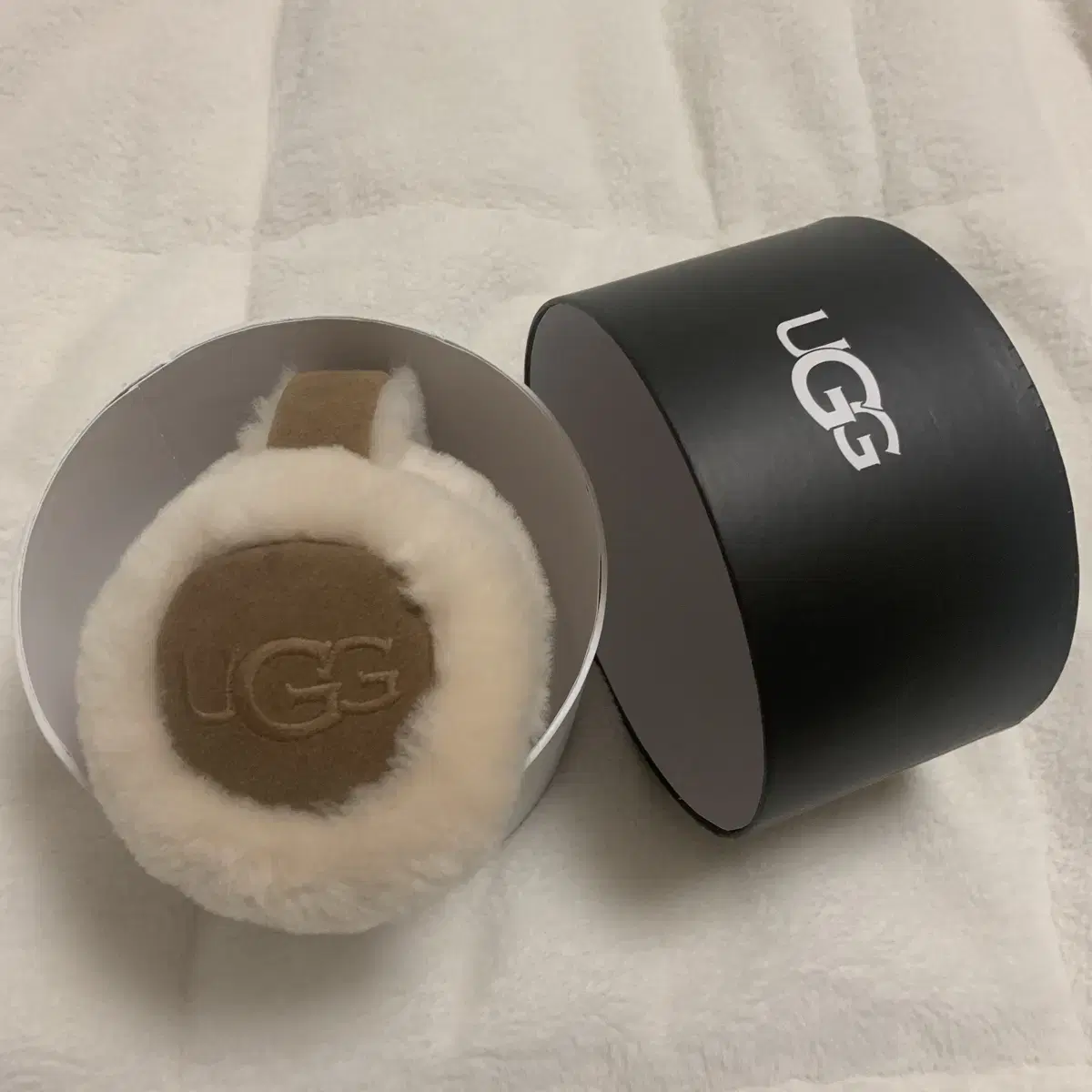 [새상품] UGG 어그 자수 귀마개 이어머프 체스트넛