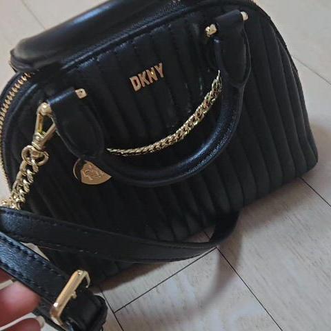 DKNY 탑핸들 미니 크로스백 새상품