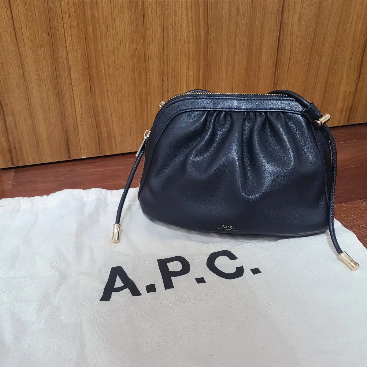 A.P.C 아페쎄 니논 드로우 스트링 숄더백