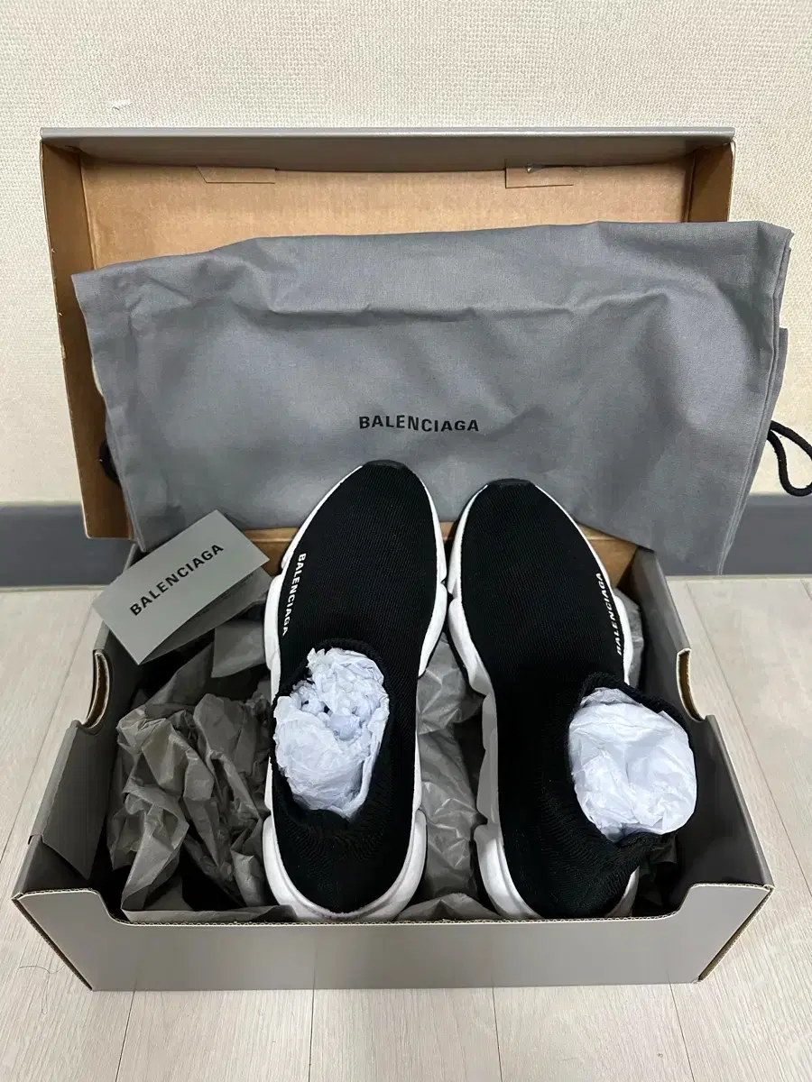 [36] Balenciaga speedrunner black white for sale
