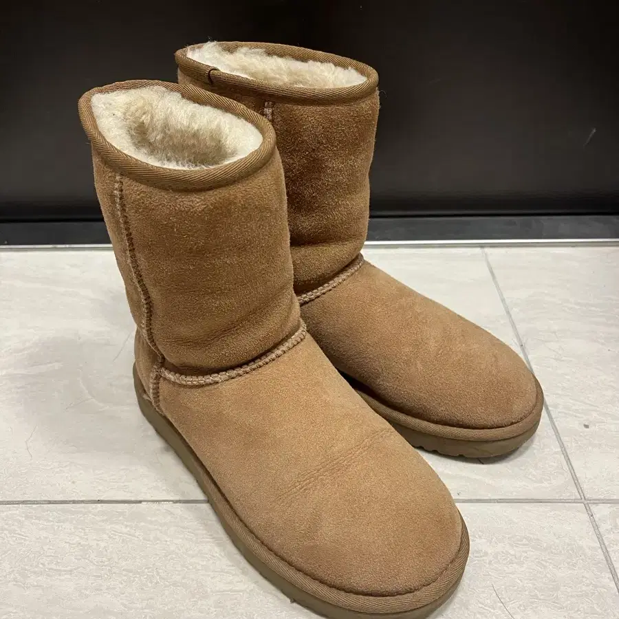 미국 어그 UGG 클래식2 숏 220 체스트넛