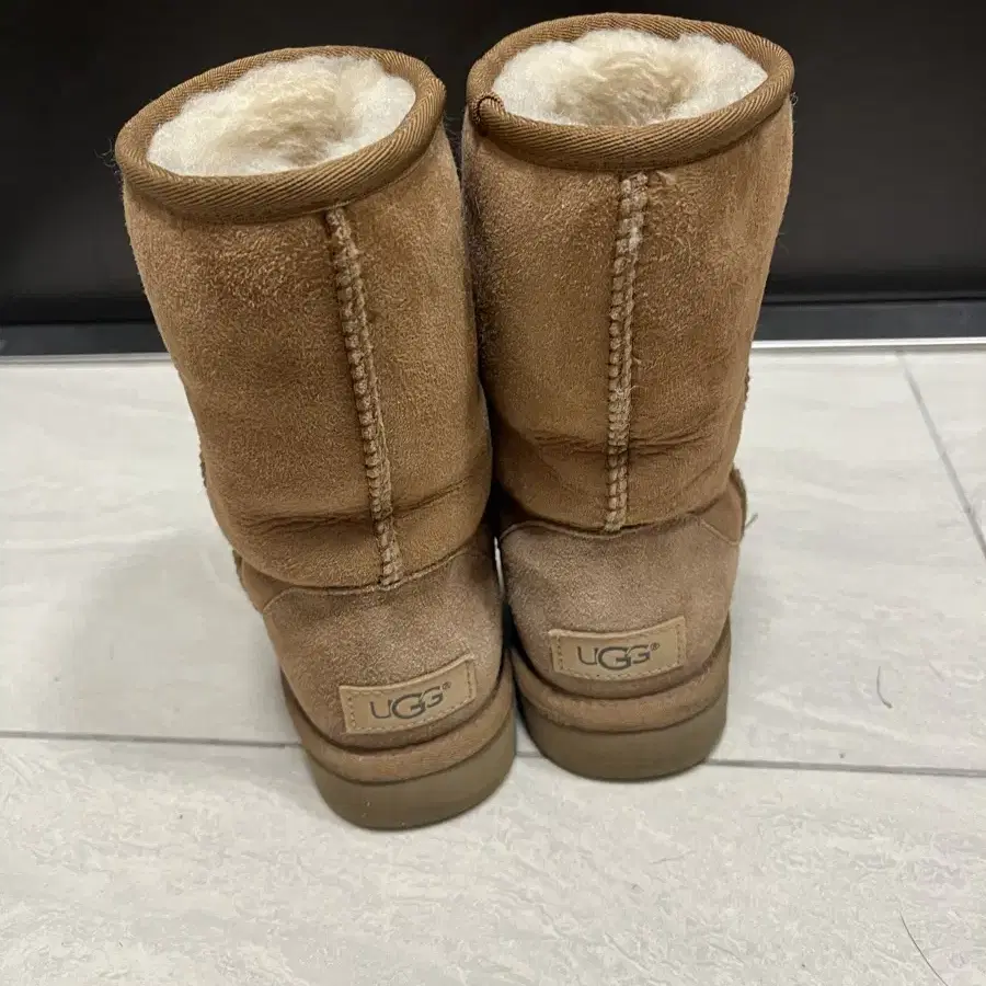 미국 어그 UGG 클래식2 숏 220 체스트넛