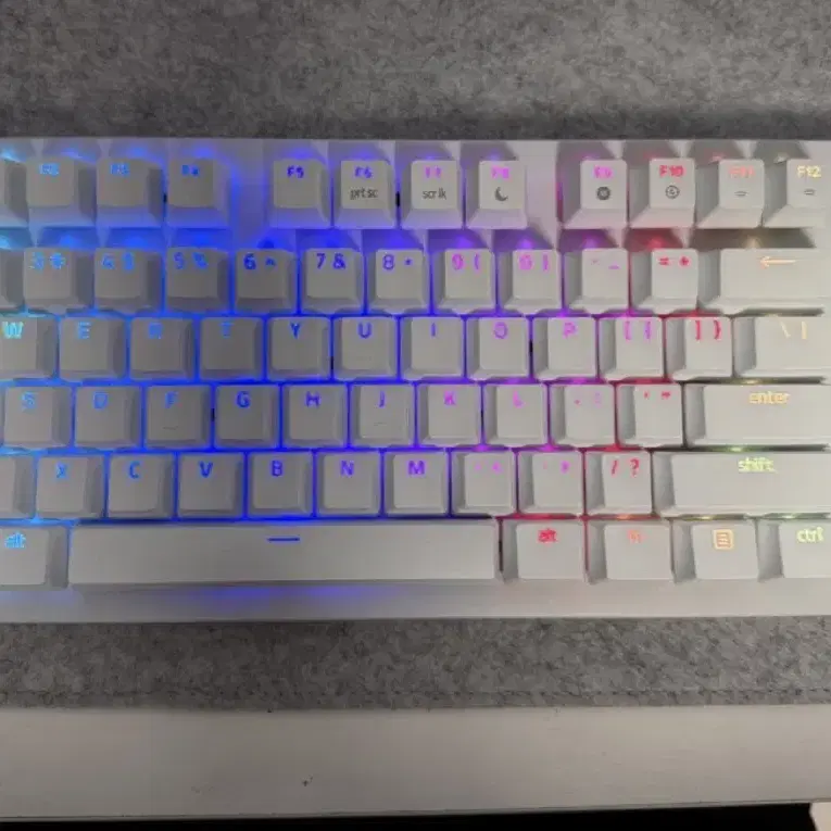 레이저 헌츠맨 V3 프로 TKL 화이트