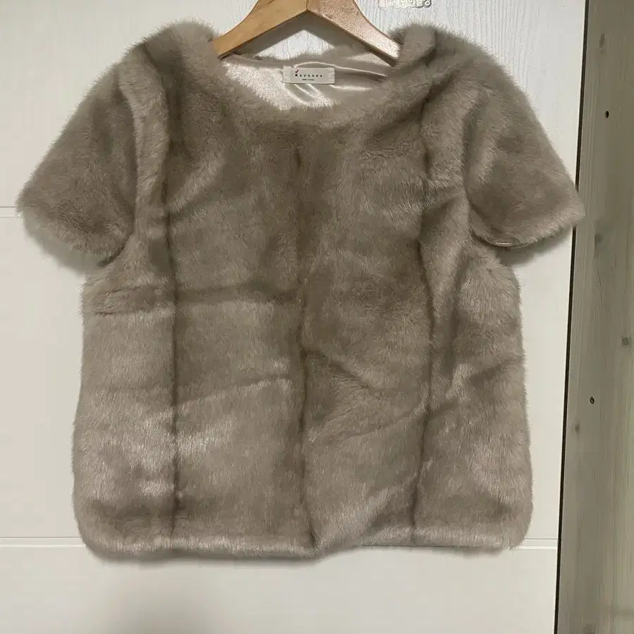 Eont's fur half top 에옹쓰 퍼 하프 탑