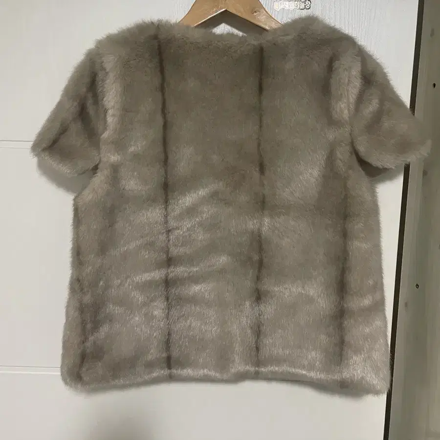 Eont's fur half top 에옹쓰 퍼 하프 탑