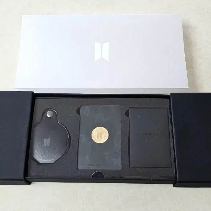 BTS 10주년 기념 한정판 순금 메달 초기 릴리즈 넘버