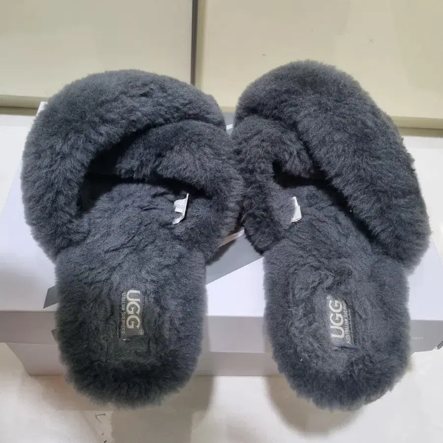 UGG 슬리퍼 크로스오버 (US8 , 250mm)