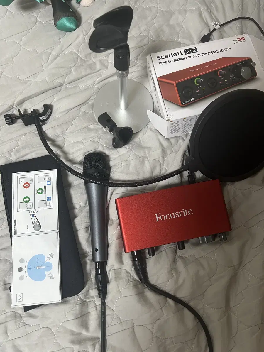 Sennheiser E835 microphone, Focusrite Scarlett 2i2 Gen 3 audio inter.