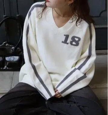 Mili affinity V넥 센터 로고 오버사이즈 니트