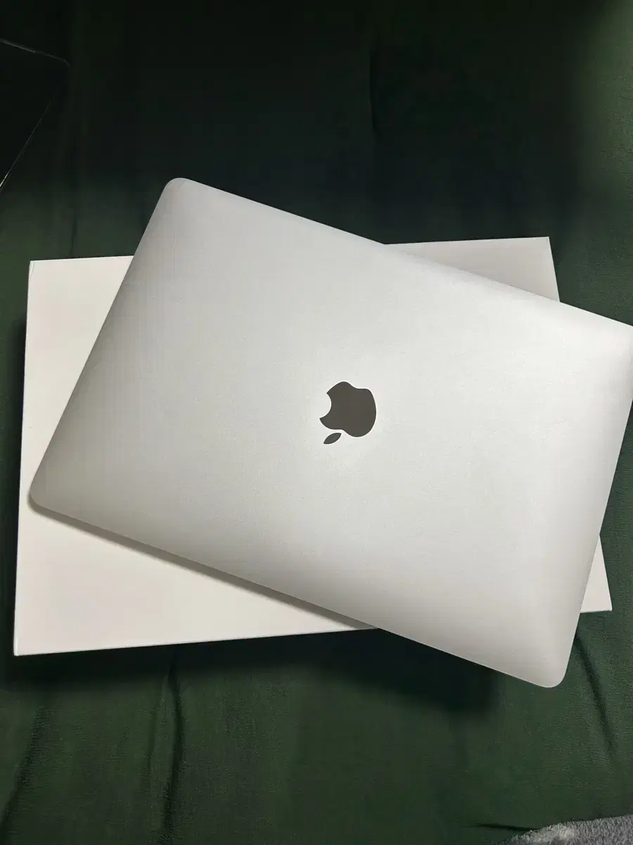 MacBook Air m1 2020 Silver 13-inch 8-core, 512GB