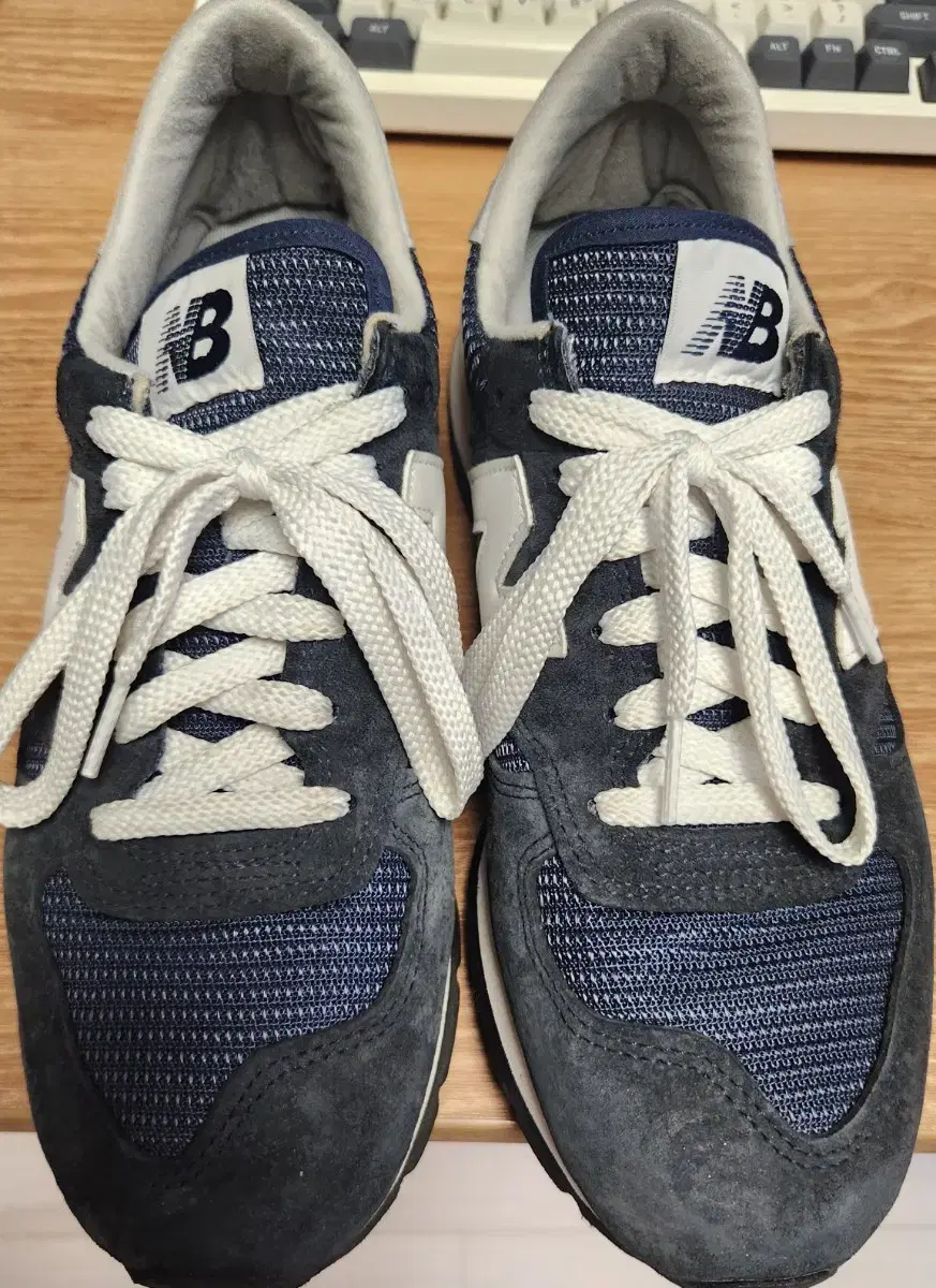 뉴발란스 990v1 navy 260사이즈