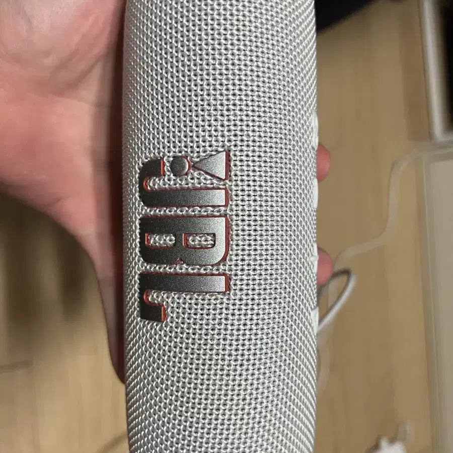 JBL Flip6 화이트 케이스 포함 판매합니다.