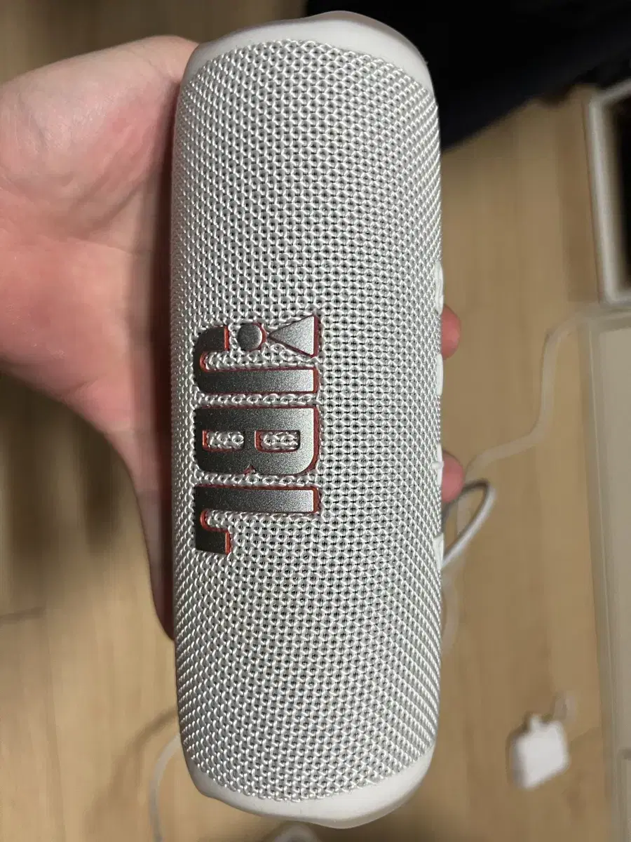 JBL Flip6 화이트 케이스 포함 판매합니다.