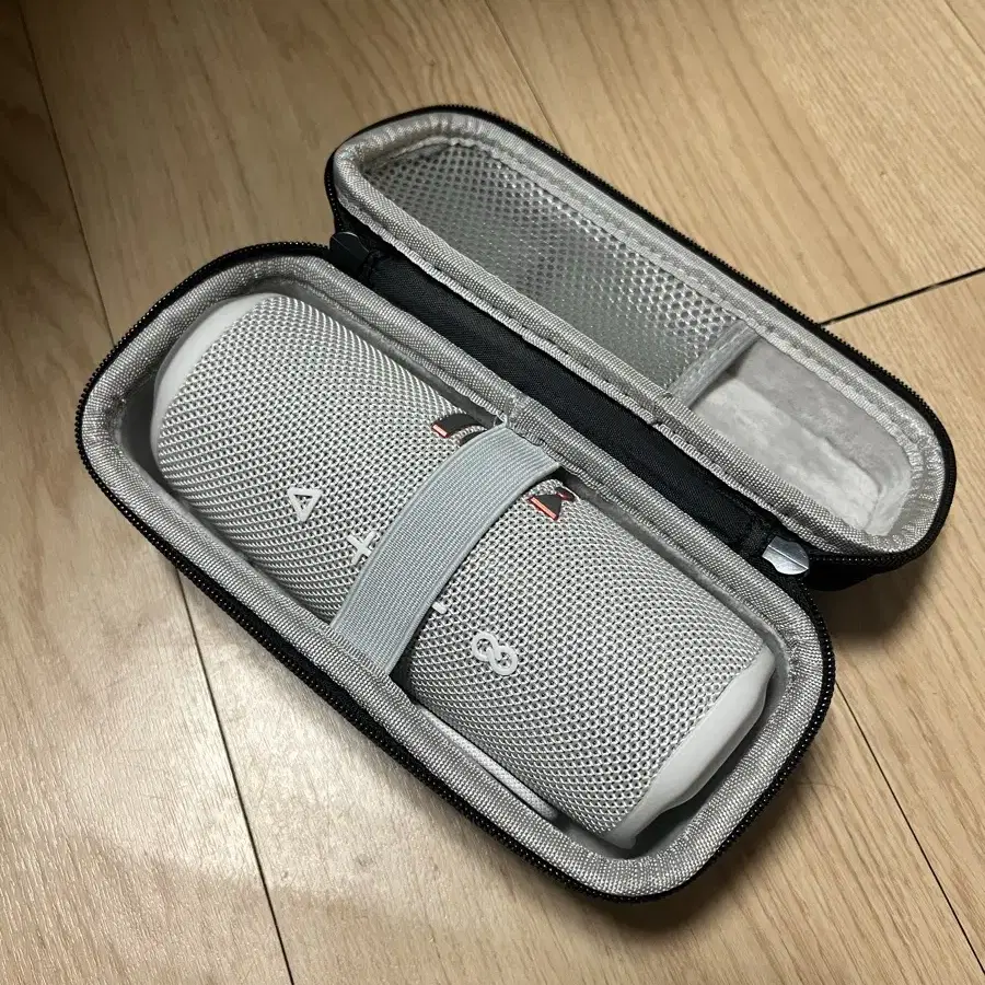 JBL Flip6 화이트 케이스 포함 판매합니다.