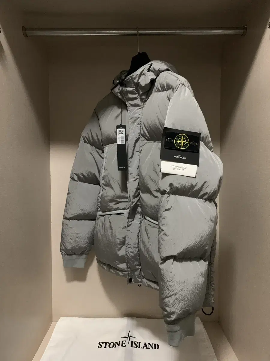 [L] 21FW Stone Island Nylon and Metal Down Puffer Gray