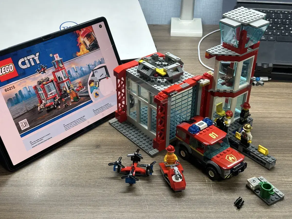 (Quick sale, free shipping) LEGO City Fire Station 60215 (about 20 missing pieces)