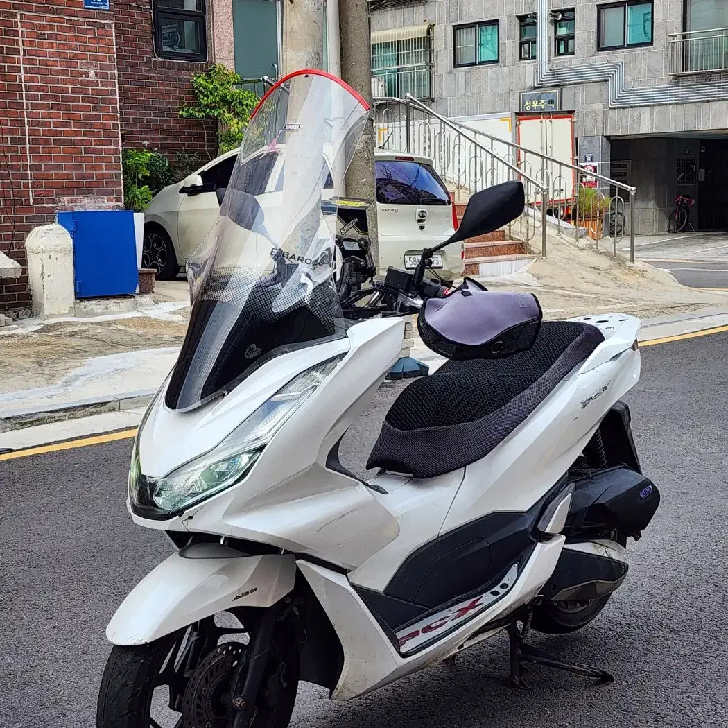 21년식 PCX125 ABS 화이트 팝니다