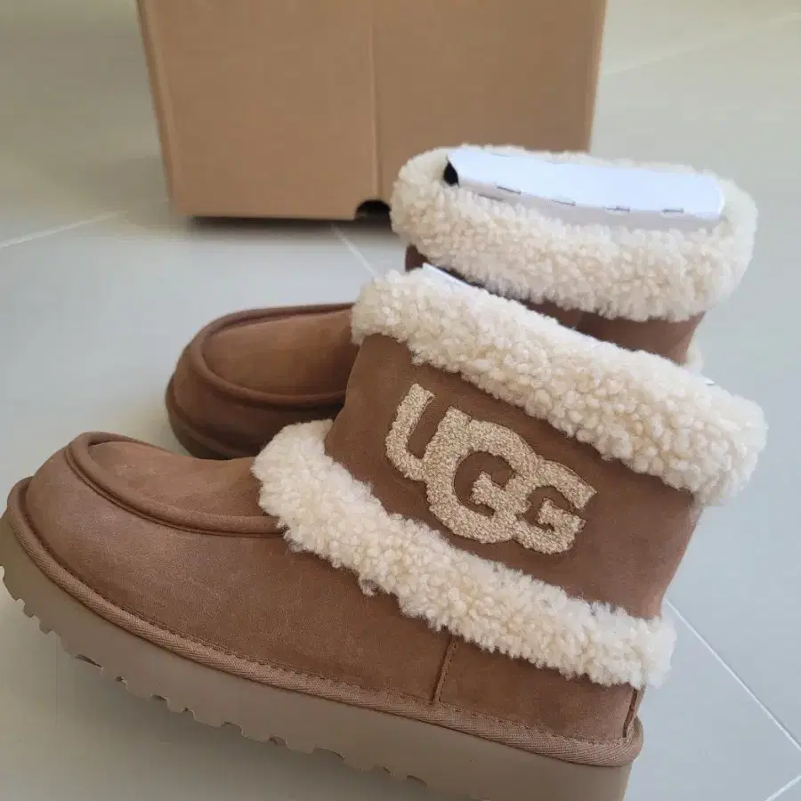 UGG 미국어그 (정품) 울트라 미니 플러프 털부츠 체스트넛