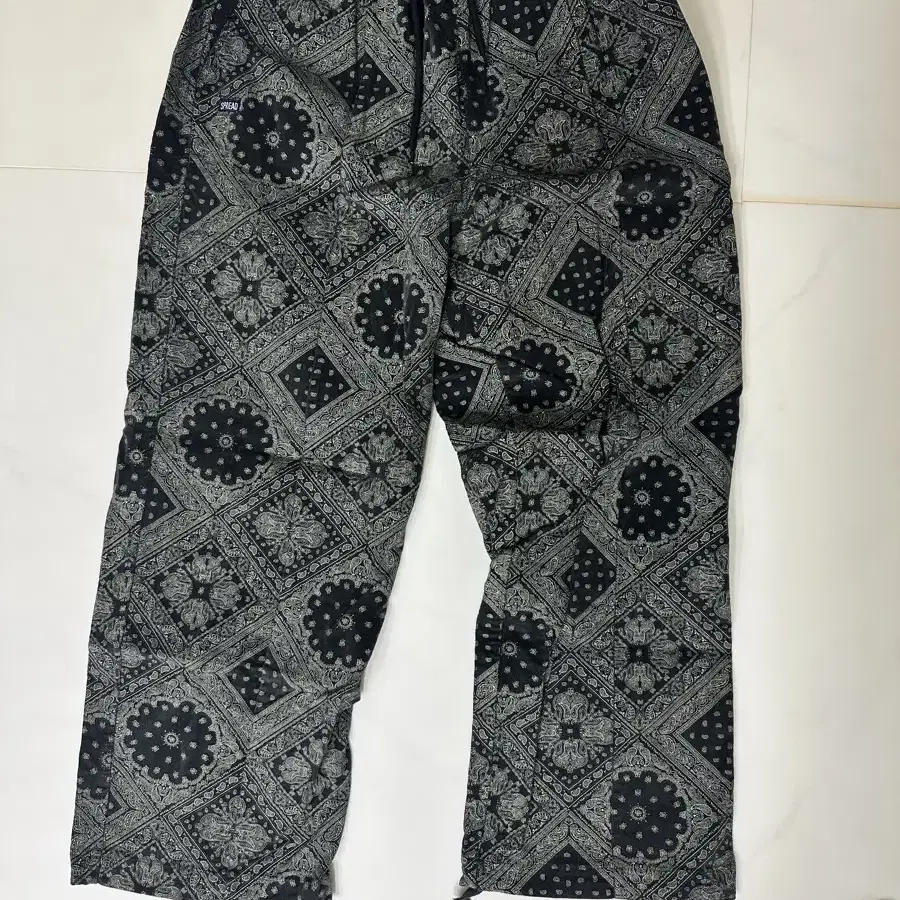 브라운브레스 STRIVE PAISLEY PANTS