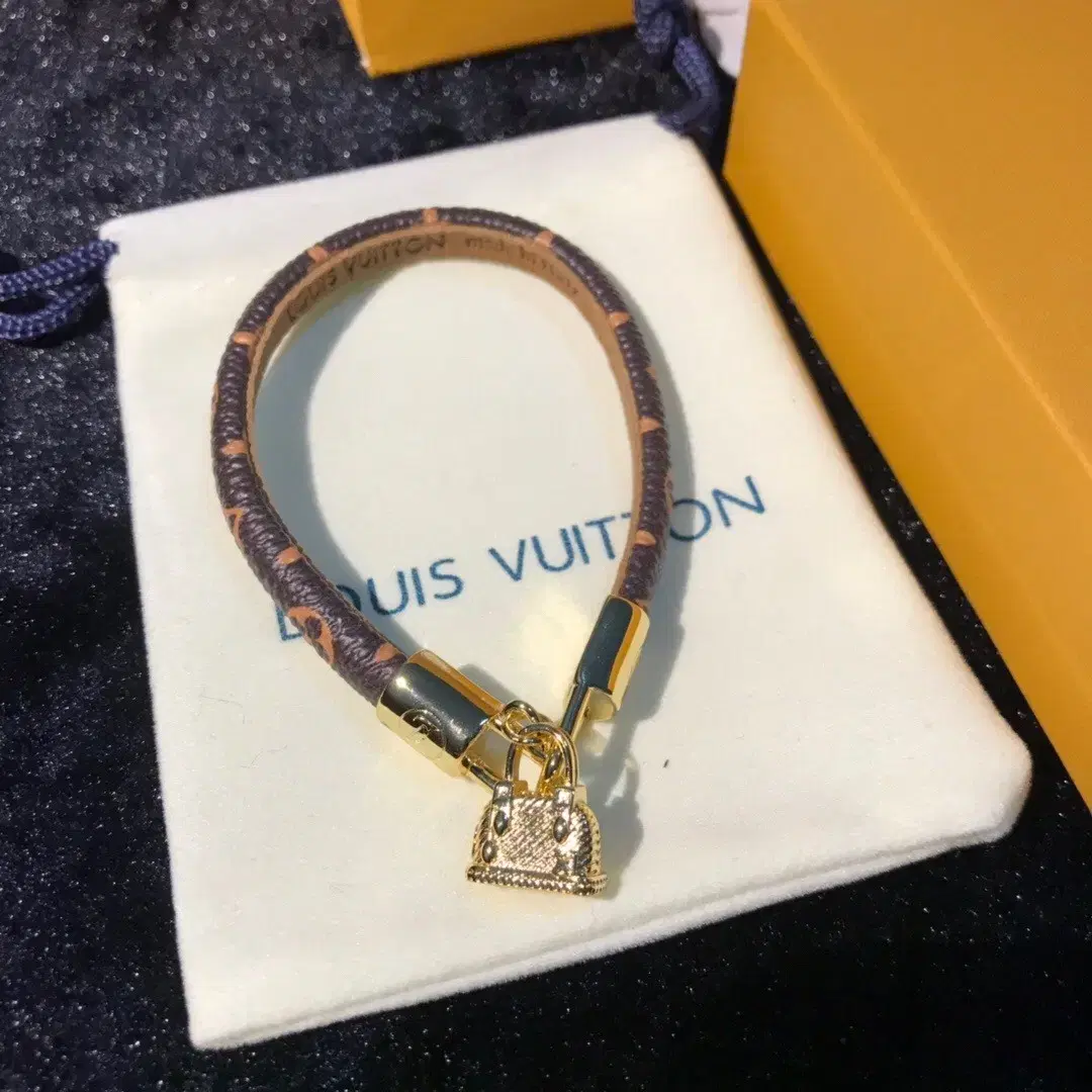 루이비통 Louis Vuitton 팔찌