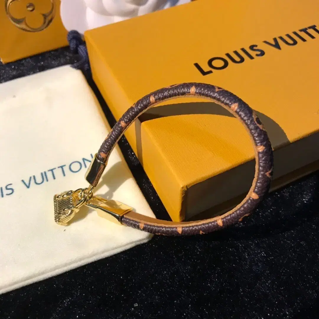 루이비통 Louis Vuitton 팔찌