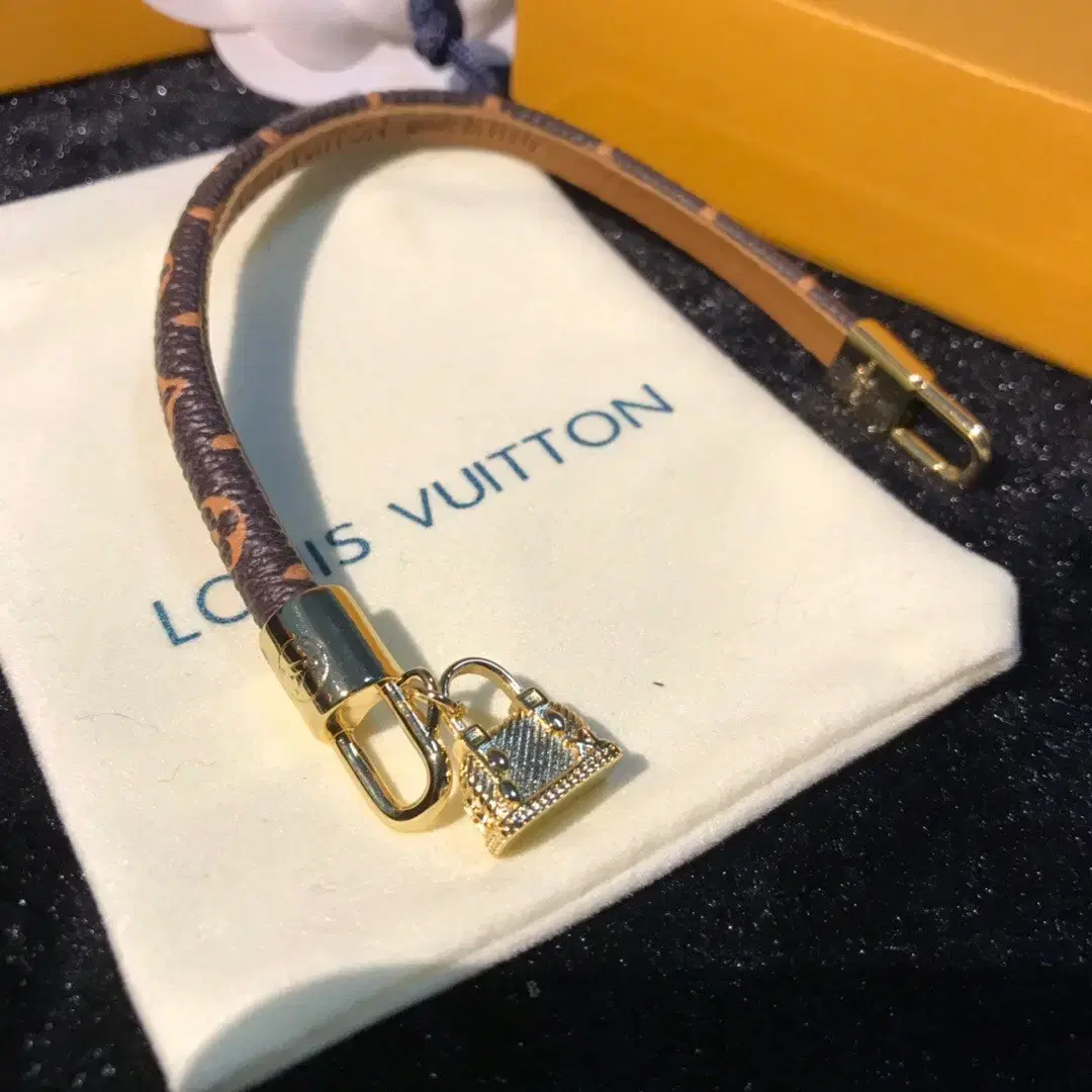 루이비통 Louis Vuitton 팔찌