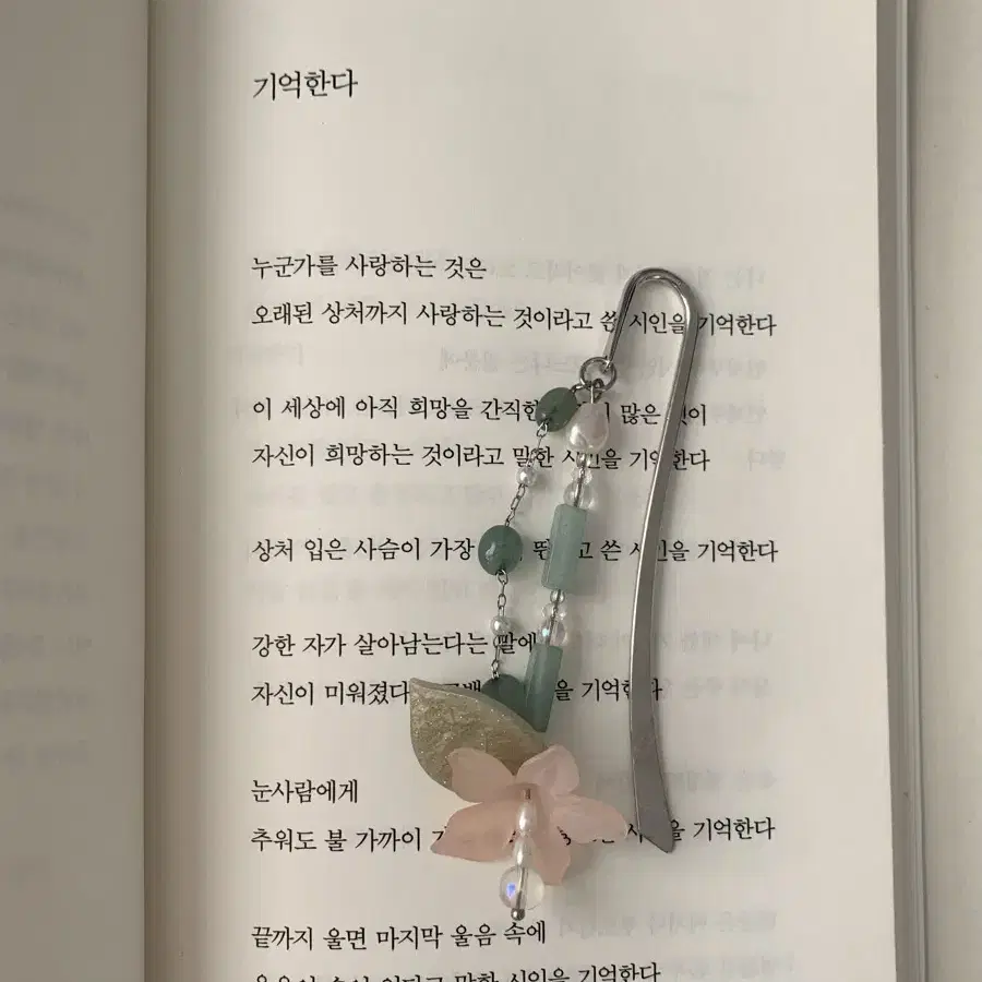 물을 머금은 능소화 책갈피