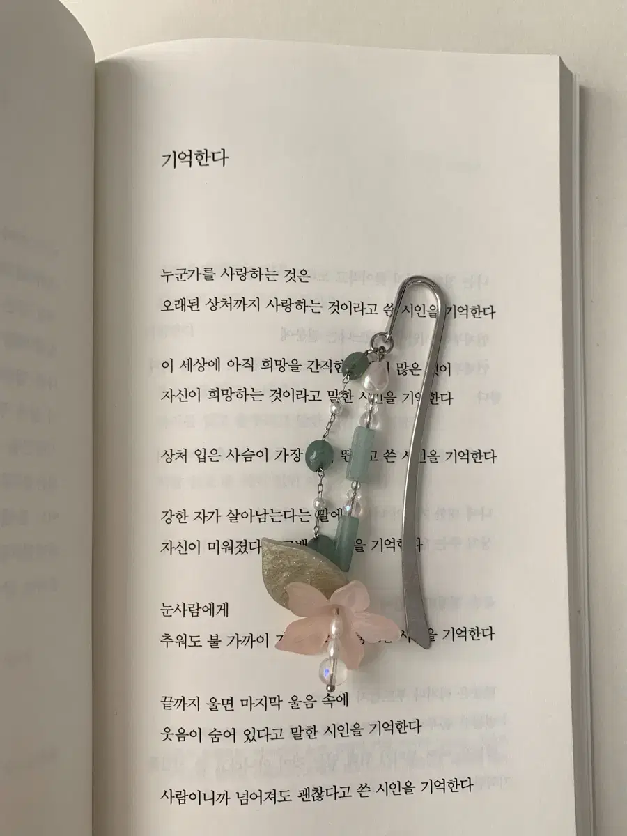 물을 머금은 능소화 책갈피