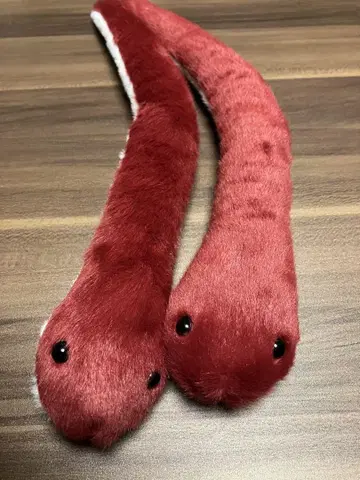 뱀띠 해에! 붉은 뱀 모양의 봉제 인형 2마리