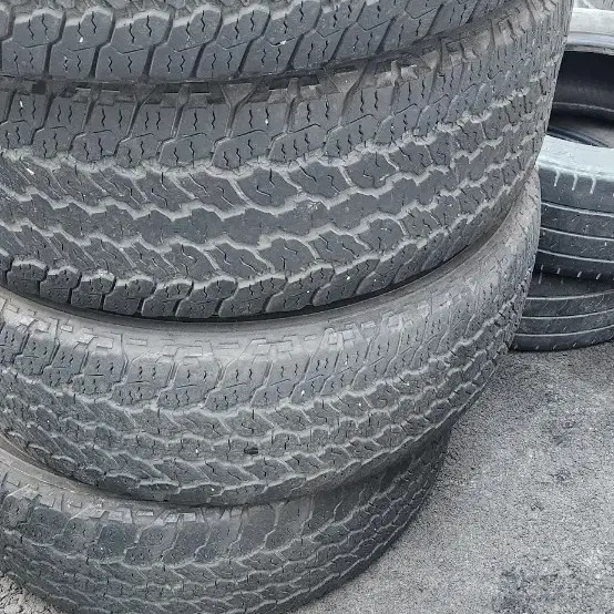 콜로라도 중고 타이어 팝니다 255/65r17 4개