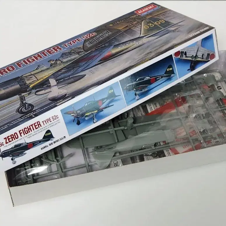 아카데미 A6M5C ZERO FIGHTER TYPE 52C 1:72