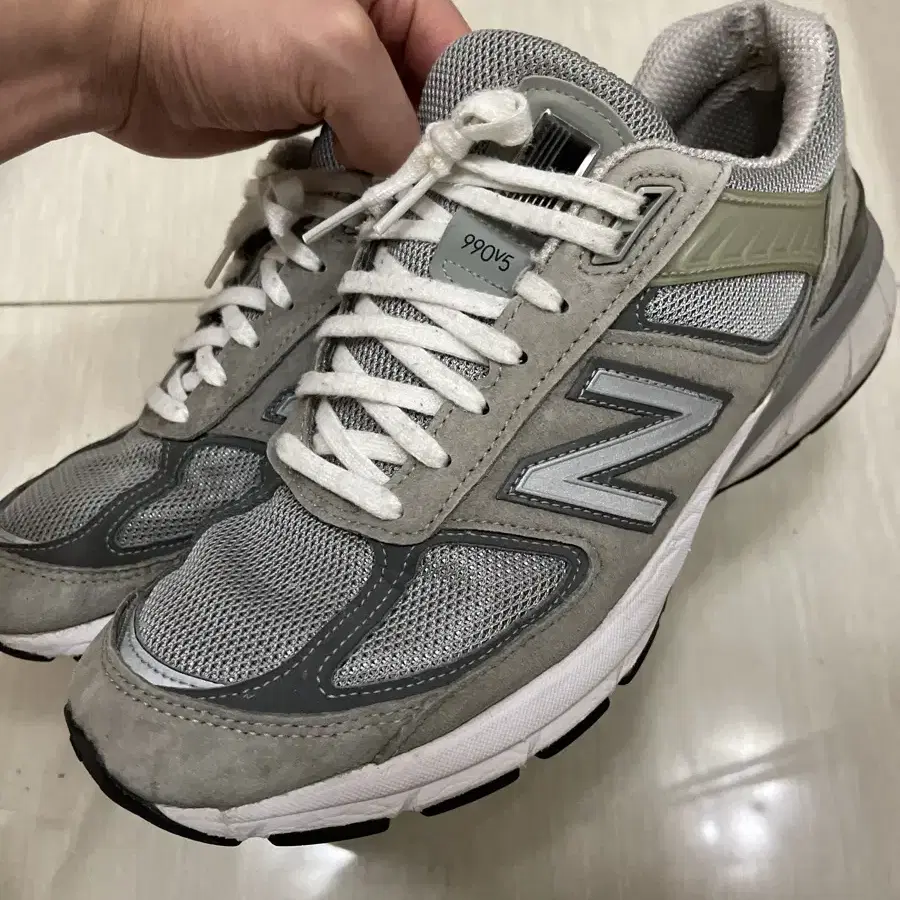 뉴발란스 990 v5