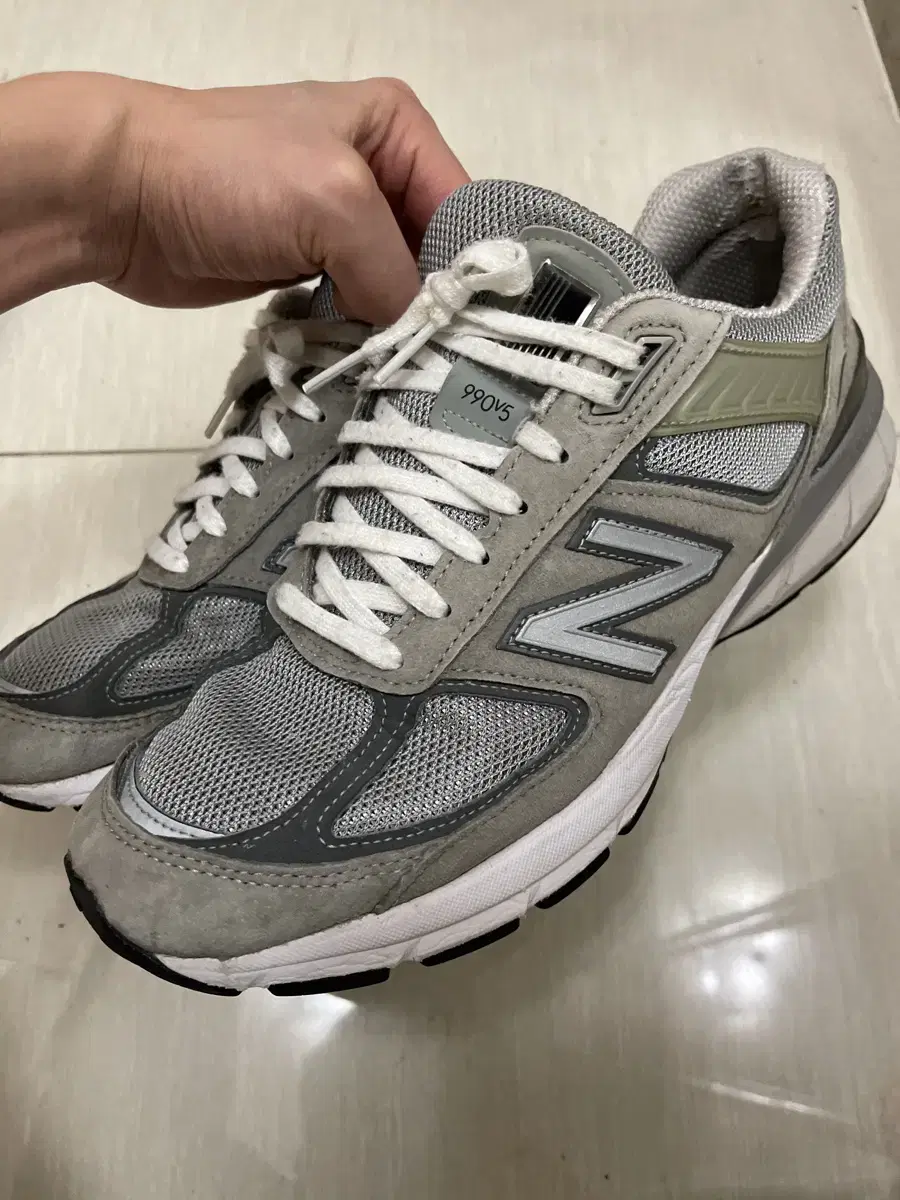 뉴발란스 990 v5