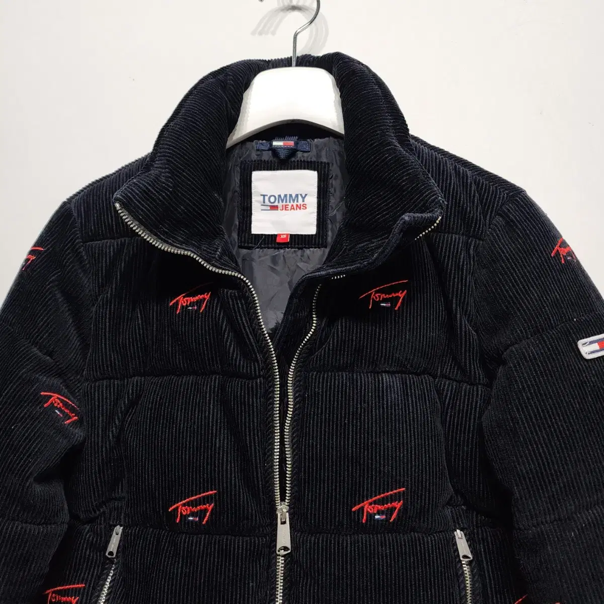 타미힐피거 TOMMY HILFIGER 코듀로이 레귤러핏레터링푸파다운XS