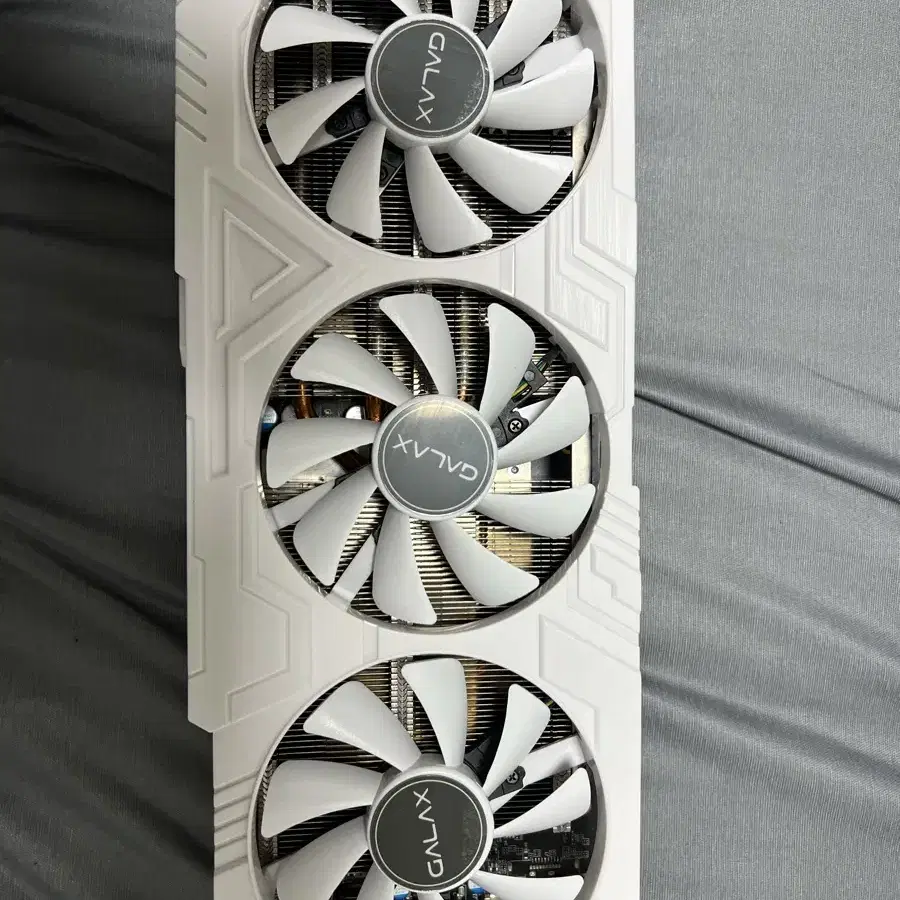 그래픽카드 갤럭시 rtx 2070 super 화이트 3팬 판매합니다