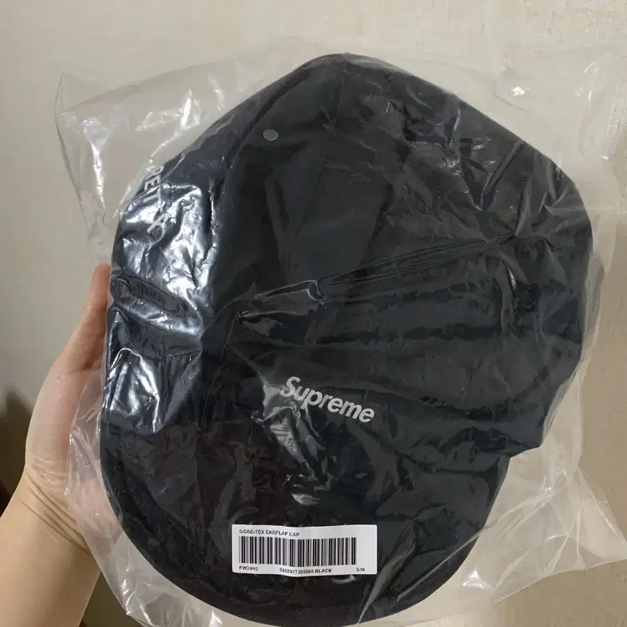 슈프림 Supreme Gore-Tex Earflap Cap Black