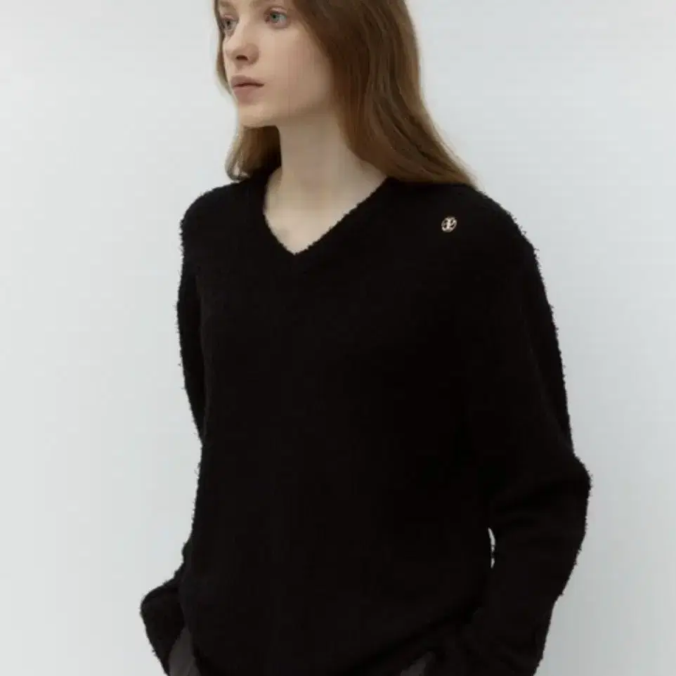 드파운드v neck boucle knit - black